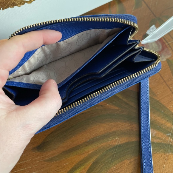 Michael Kors Jet Set Wallet; Electric Blue Leather Zip Wristlet - Picture 4 of 17